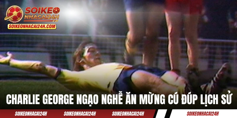 Tiền Đạo Hay Nhất Arsenal - 10 “Họng Pháo” Khét Tiếng Nhất Charlie George nằm ngạo nghễ ăn mừng cú đúp lịch sử